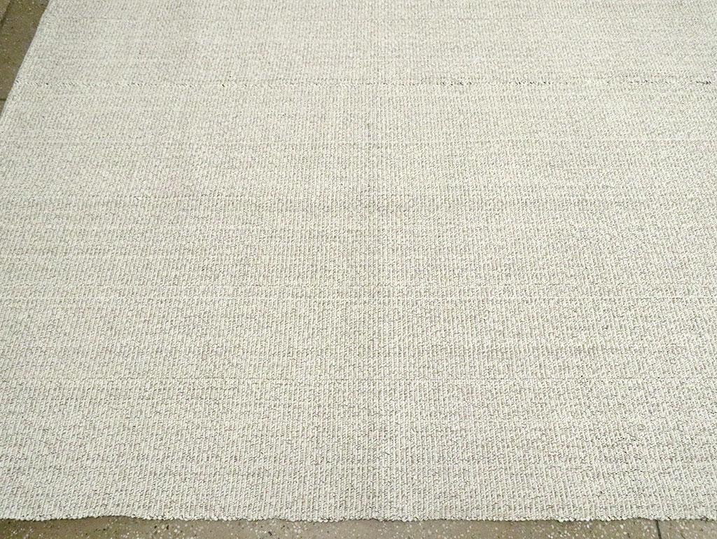 Mitte des 20. Jahrhunderts Handgefertigter türkischer Flachgewebe-Kilim Raumgroßer Teppich (Wolle) im Angebot