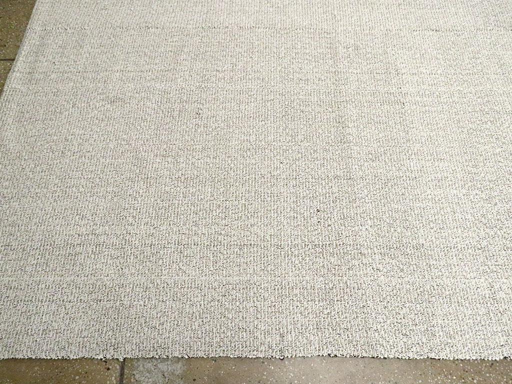 Handgefertigter türkischer Flachgewebter Kelim-Teppich in Zimmergröße aus der Mitte des 20. Jahrhunderts (Wolle) im Angebot