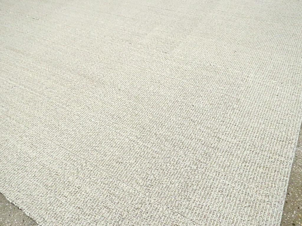 Mid-20th Century Handmade Turkish Flat-Weave Kilim Room Size Carpet For Sale 2