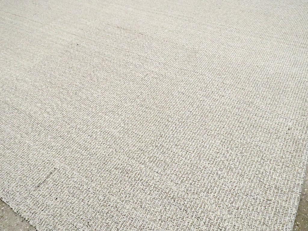 Handgefertigter türkischer Flachgewebter Kelim-Teppich in Zimmergröße aus der Mitte des 20. Jahrhunderts im Angebot 1