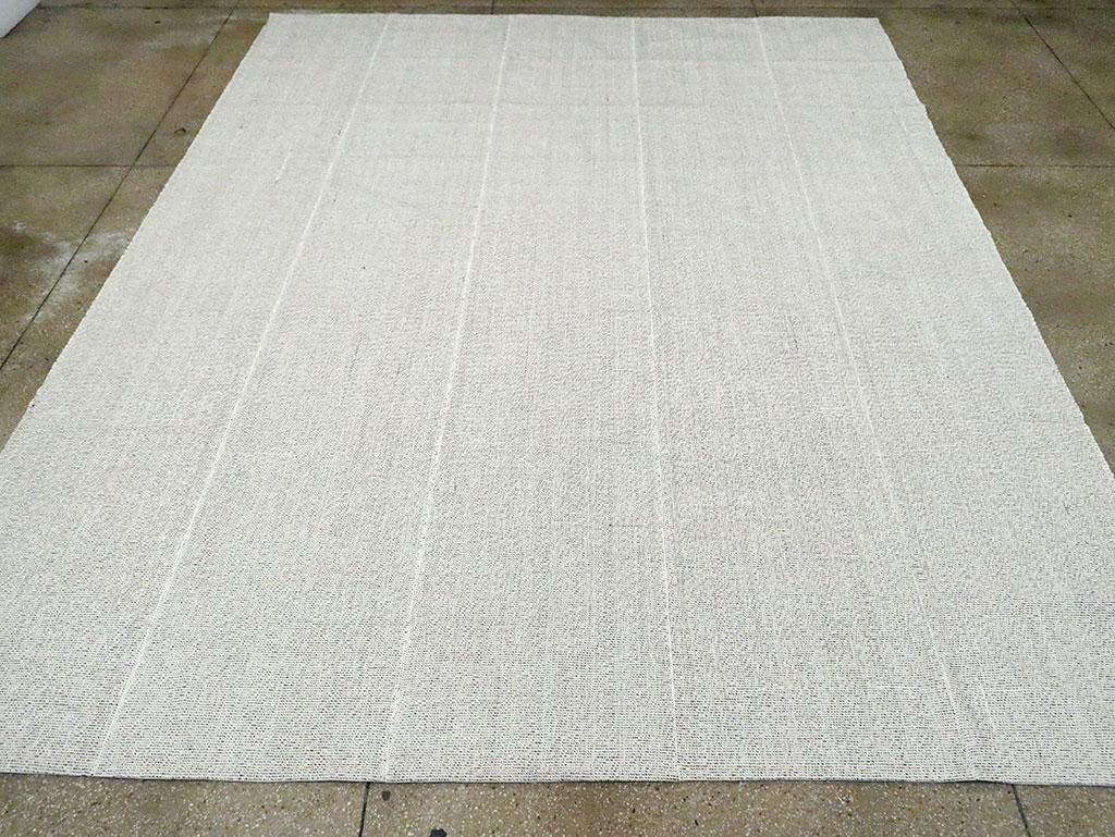 Hand-Woven Mid-20th Century Handmade Turkish Flat-Weave Kilim Room Size Carpet in Grey For Sale