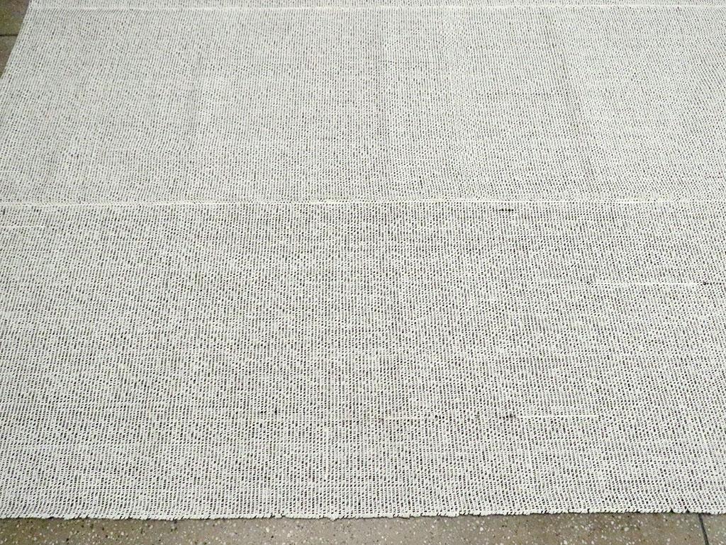 Mid-20th Century Handmade Turkish Flat-Weave Kilim Room Size Carpet in Grey For Sale 1