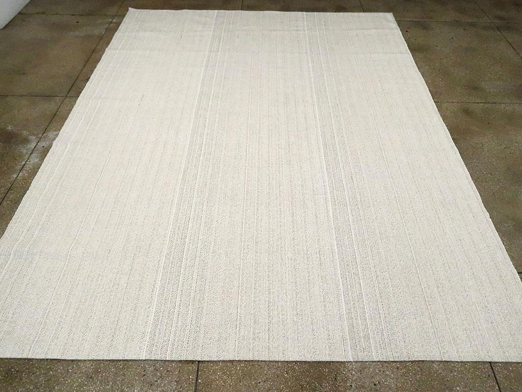 Hand-Woven Mid-20th Century Handmade Turkish Flat-Weave Kilim Room Size Carpet in White For Sale