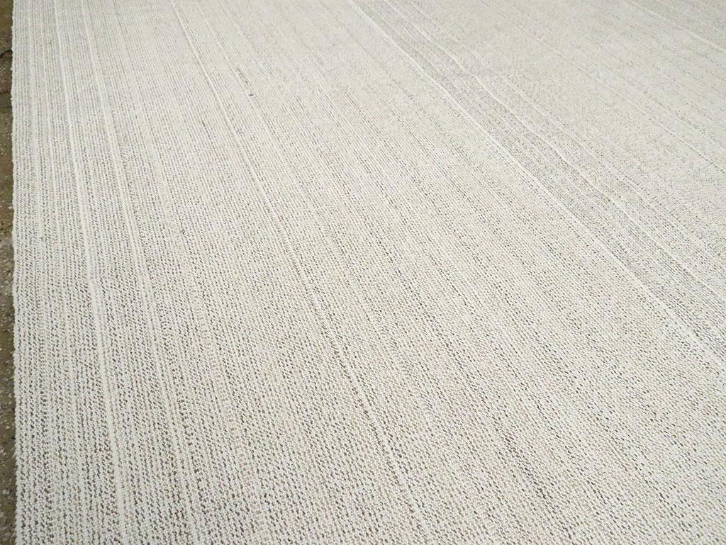 Mid-20th Century Handmade Turkish Flat-Weave Kilim Room Size Carpet in White In Excellent Condition For Sale In New York, NY