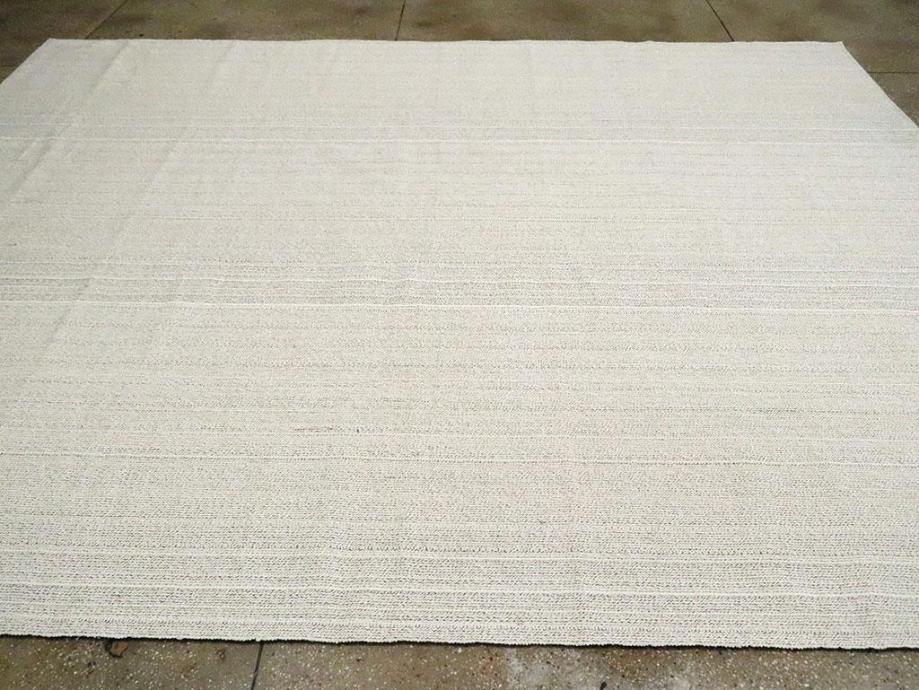 Alfombra Kilim Turca de Tejido Plano de mediados del siglo XX, hecha a mano, tamaño habitación, en blanco en Excelente estado para la venta en New York, NY