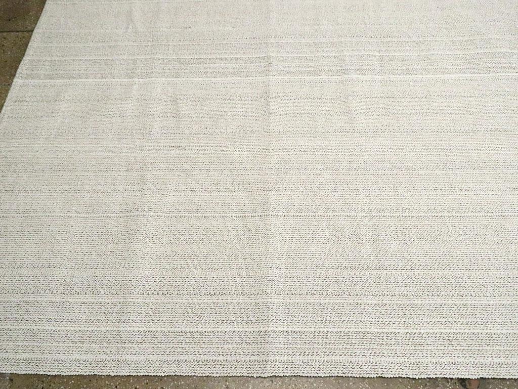 Mid-20th Century Handmade Turkish Flat-Weave Kilim Room Size Carpet in White For Sale 1
