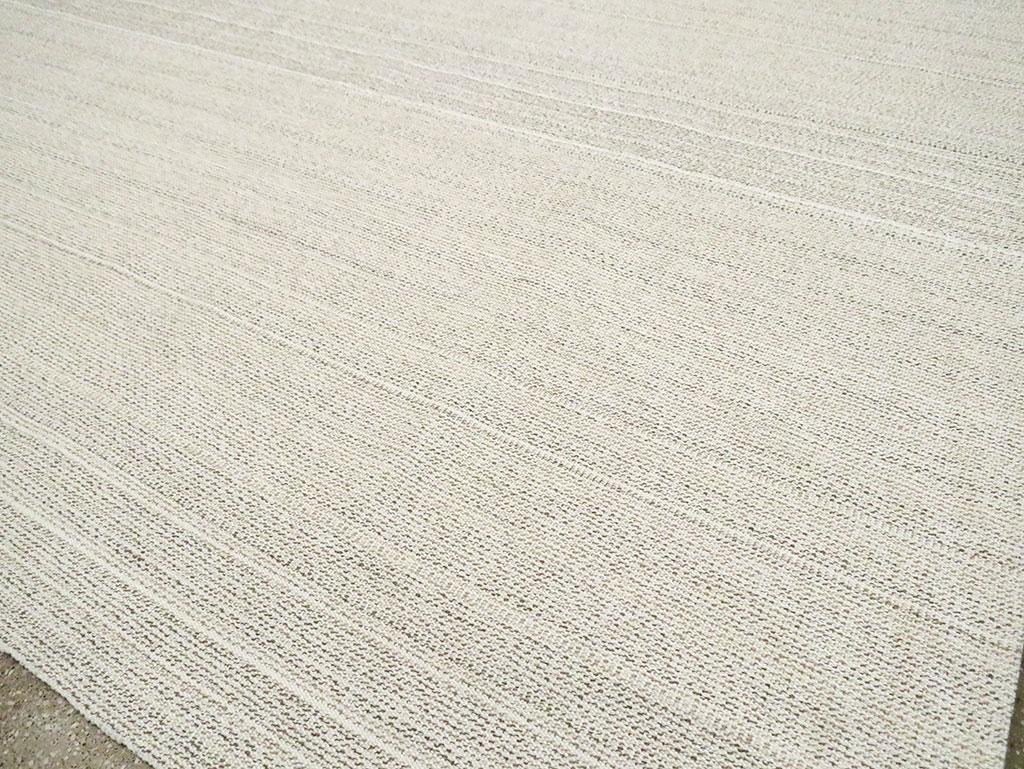 Mid-20th Century Handmade Turkish Flat-Weave Kilim Room Size Carpet in White For Sale 2