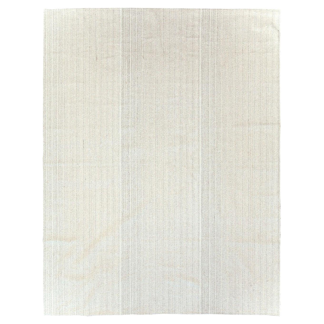 Alfombra Kilim Turca de Tejido Plano de mediados del siglo XX, hecha a mano, tamaño habitación, en blanco en venta