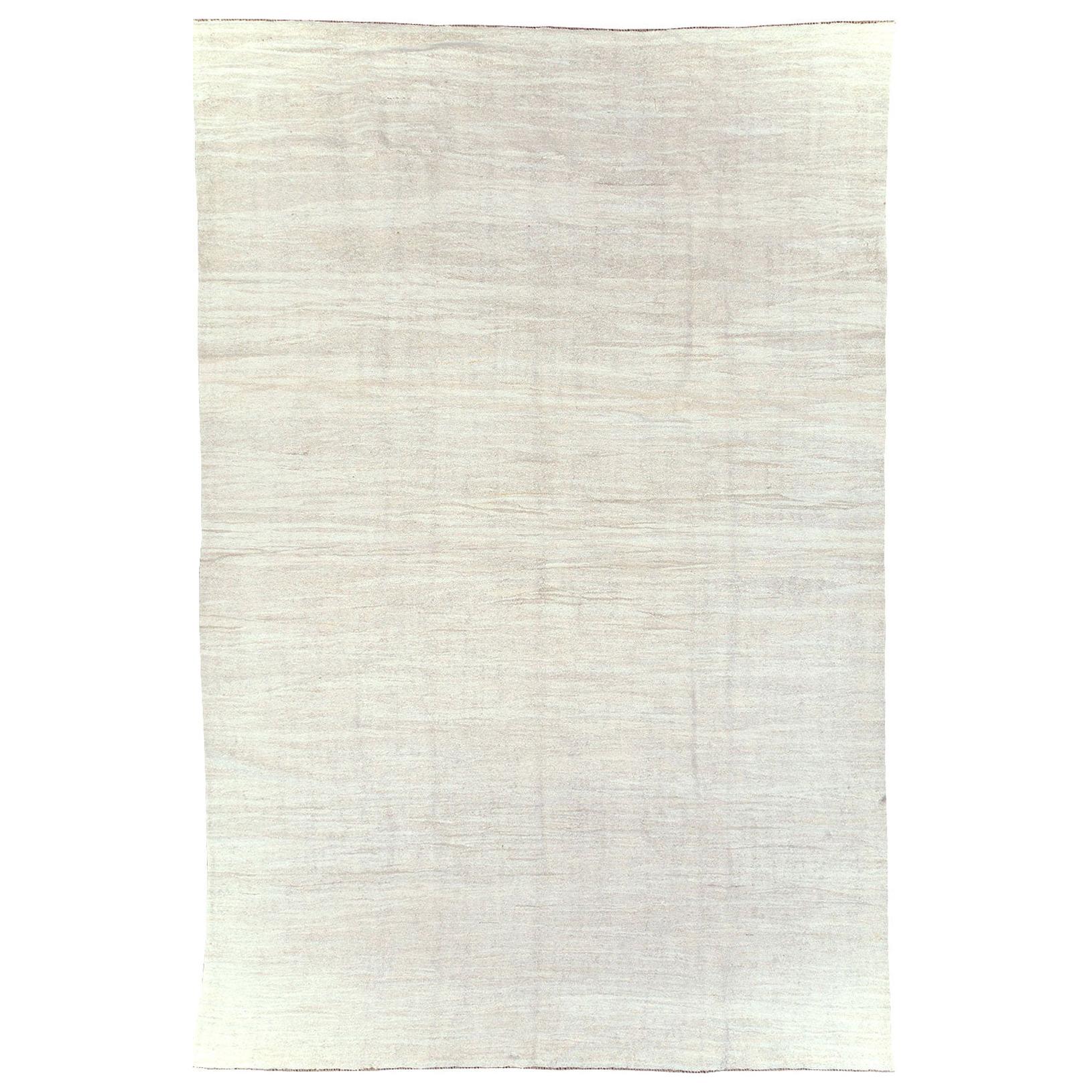 Mid-20th Century Handmade Turkish Flat-Weave Kilim Room Size Carpet in White For Sale