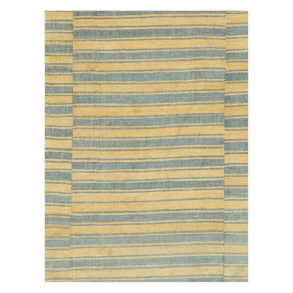 Tapis Kilim turc vintage à tissage plat, fabriqué à la main au milieu du 20e siècle, avec un motif de flanelle en jaune paille pâle et gris clair.

Mesures : 5' 7