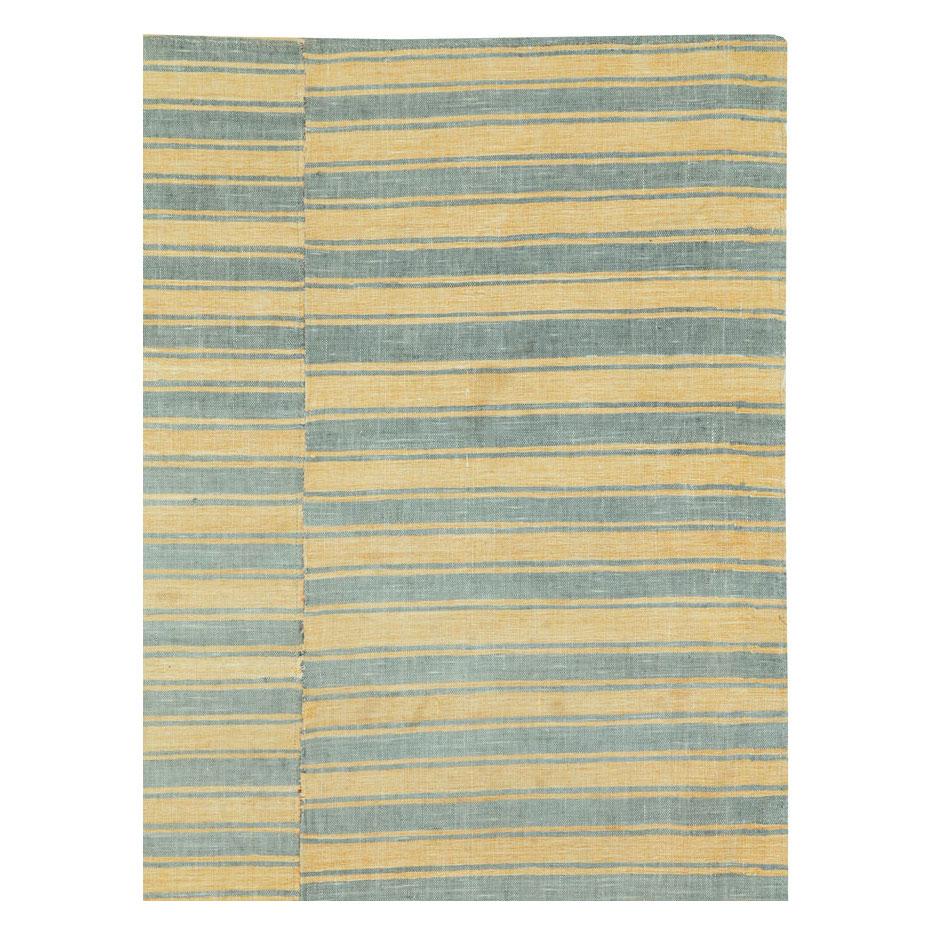 Mid-Century Modern Mid-20th Century Handmade Turkish Flatweave 6' x 9' Accent Rug in Straw and Grey For Sale