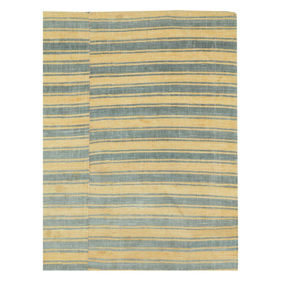 Hand-Woven Mid-20th Century Handmade Turkish Flatweave 6' x 9' Accent Rug in Straw and Grey For Sale