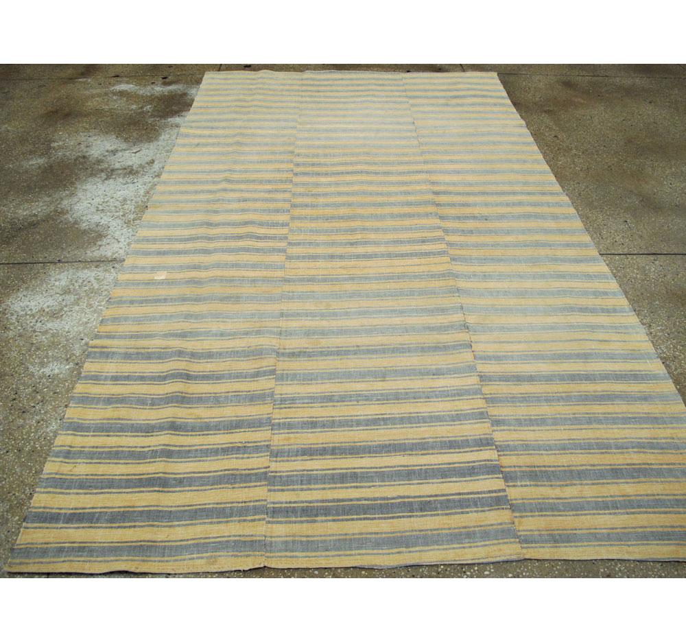 Mid-20th Century Handmade Turkish Flatweave 6' x 9' Accent Rug in Straw and Grey In Excellent Condition For Sale In New York, NY