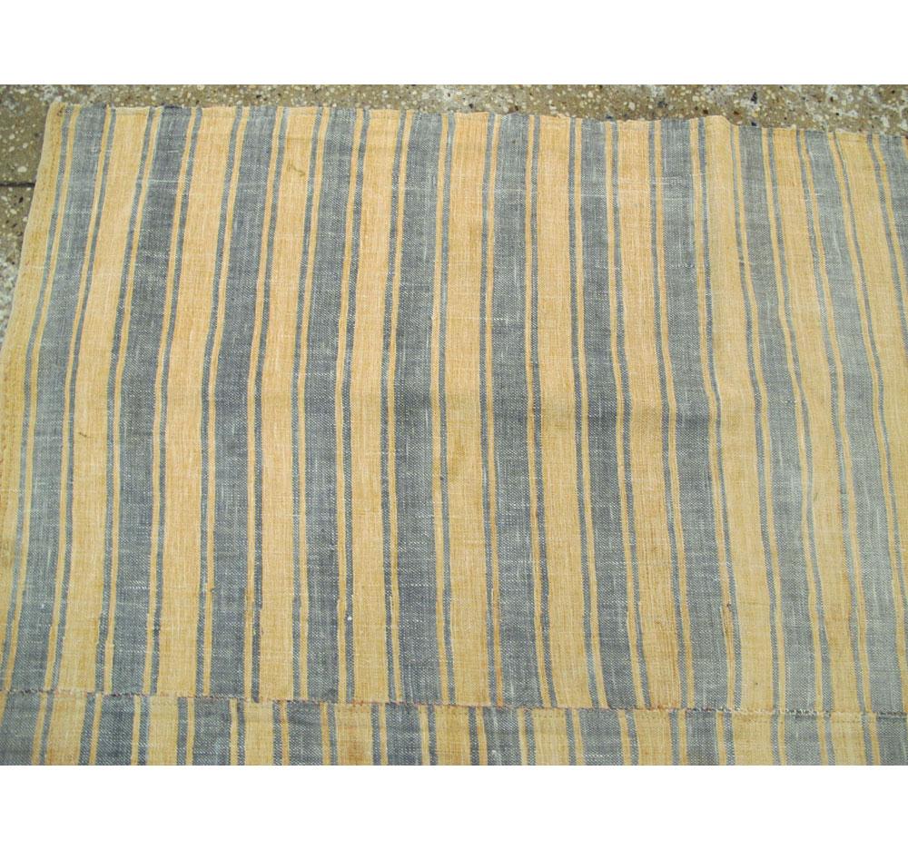 Mid-20th Century Handmade Turkish Flatweave 6' x 9' Accent Rug in Straw and Grey For Sale 1