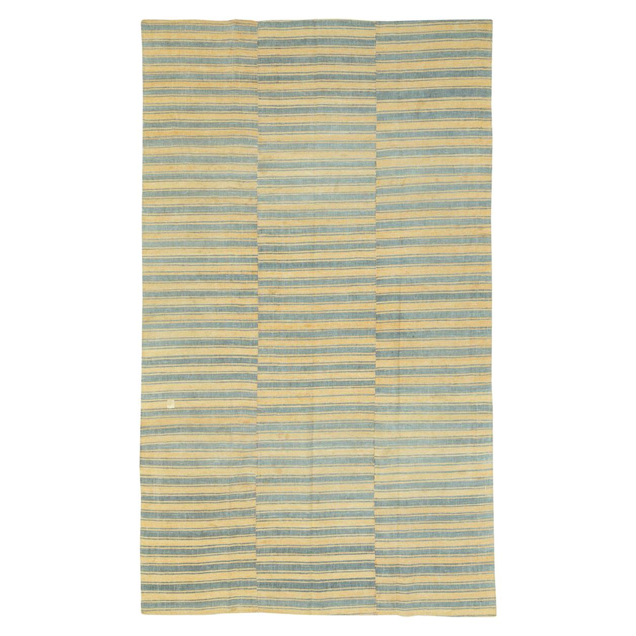 Mid-20th Century Handmade Turkish Flatweave 6' x 9' Accent Rug in Straw and Grey For Sale