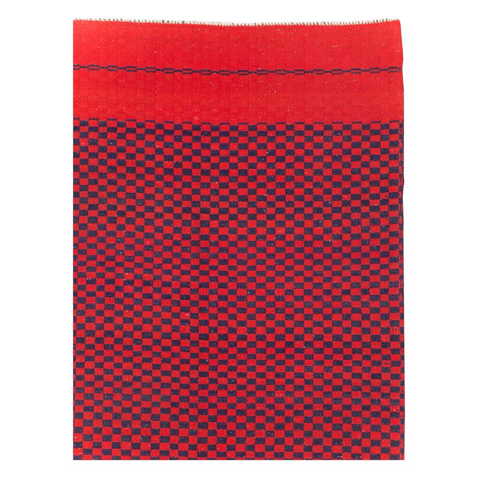 Un tapis d'accentuation turc vintage à tissage plat en rouge, fabriqué à la main au milieu du 20e siècle.

Mesures : 6' 3