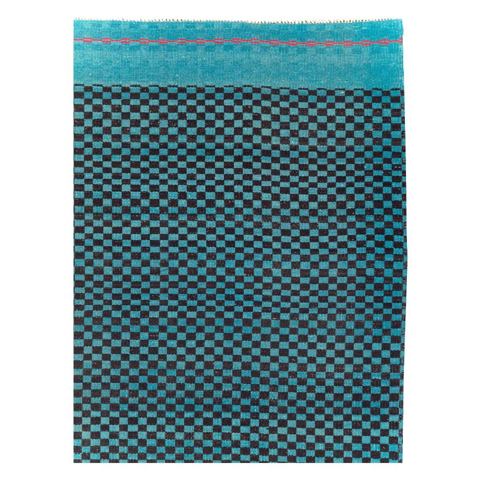 Un tapis d'accent turc vintage à tissage plat en turquoise, fabriqué à la main au milieu du 20e siècle.

Mesures : 6' 3