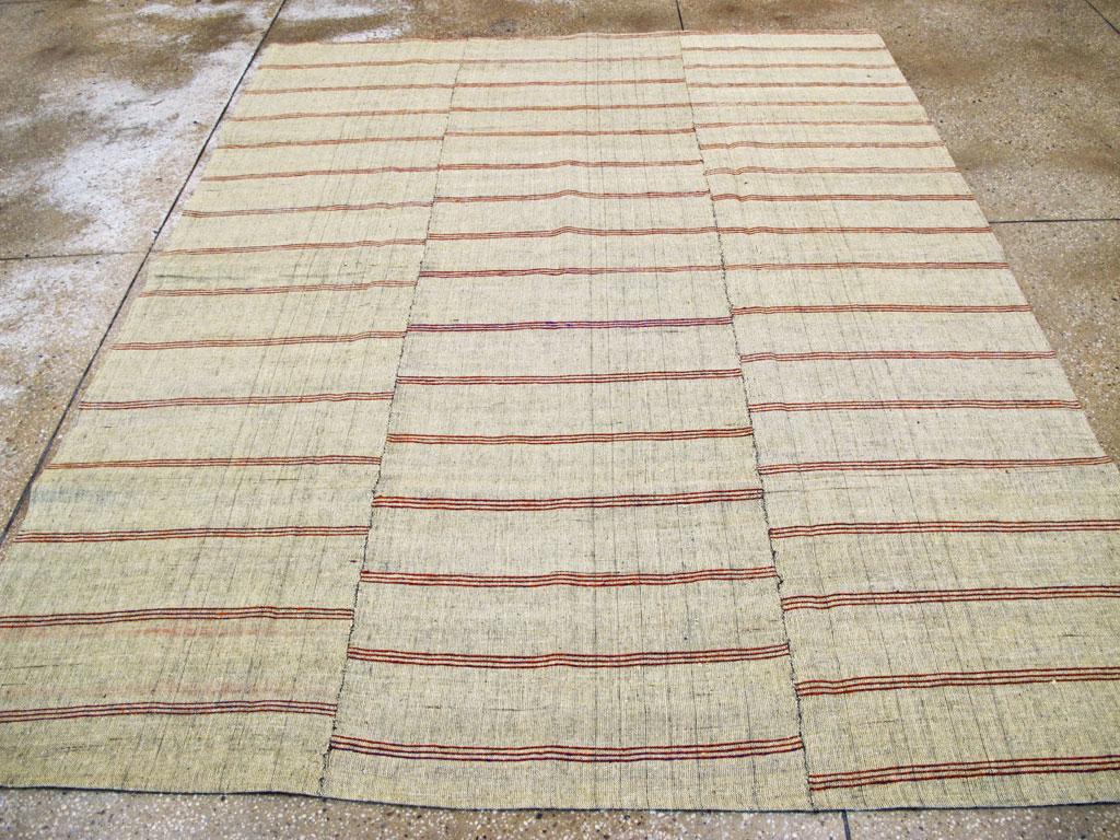 Mid-20th Century Handmade Turkish Flat-Weave Kilim Accent Rug In Good Condition For Sale In New York, NY