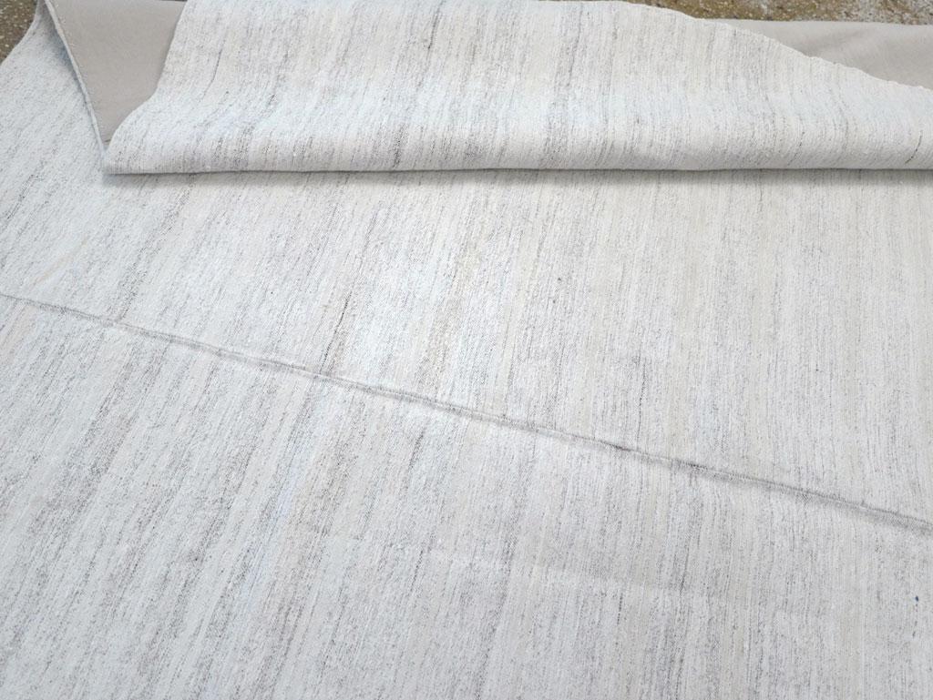 Mitte des 20. Jahrhunderts handgefertigter türkischer Flachgewebe-Kilim-Akzentteppich im Angebot 3