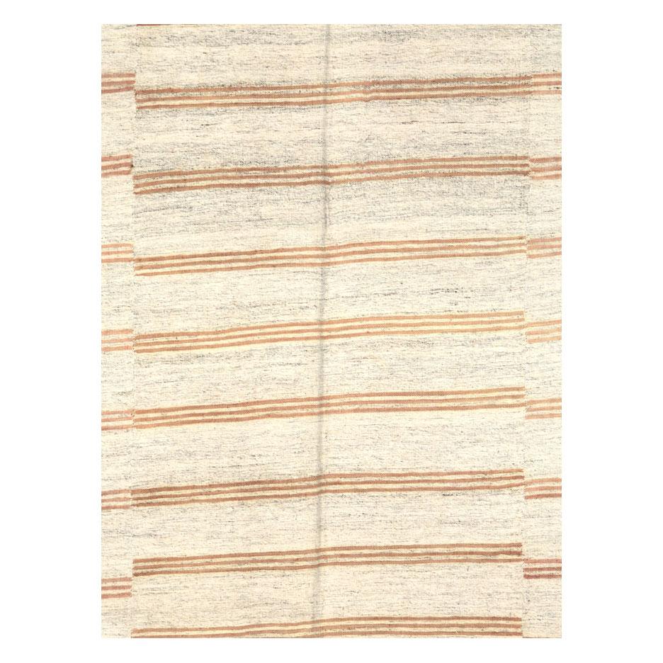 Ein türkischer Flachgewebe-Kilim-Teppich aus der Mitte des 20. Jahrhunderts.

Maße: 6' 2