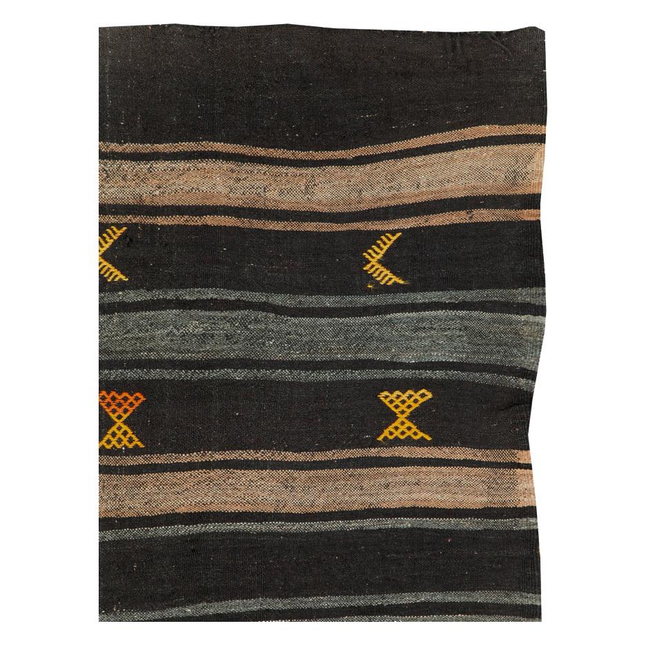 Ein türkischer Flachgewebe-Kilim-Teppich, der Mitte des 20. Jahrhunderts handgefertigt wurde.

Maße: 6' 8