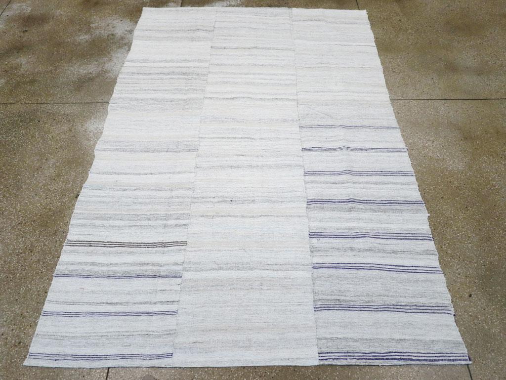 Hand-Woven Mid-20th Century Handmade Turkish Flatweave Kilim Accent Rug For Sale