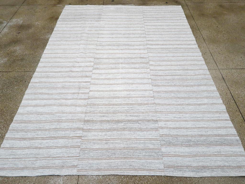 Mitte des 20. Jahrhunderts handgefertigter türkischer Flachgewebe-Kilim-Akzentteppich (Türkisch) im Angebot