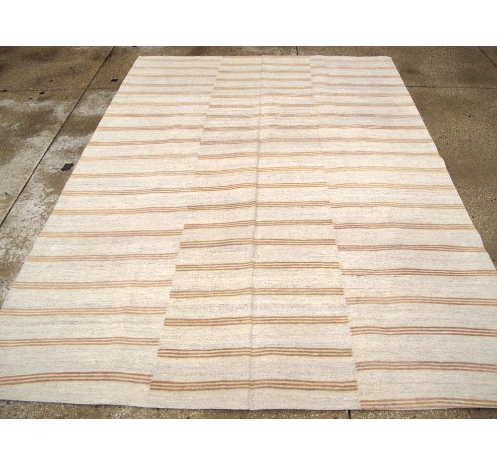 Mid-20th Century Handmade Turkish Flat-Weave Kilim Accent Rug In Good Condition For Sale In New York, NY