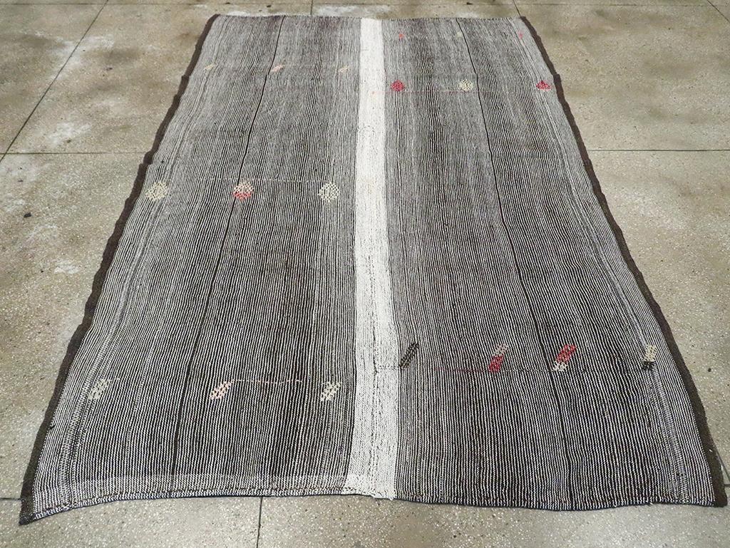 Mid-20th Century Handmade Turkish Flatweave Kilim Accent Rug In Excellent Condition For Sale In New York, NY