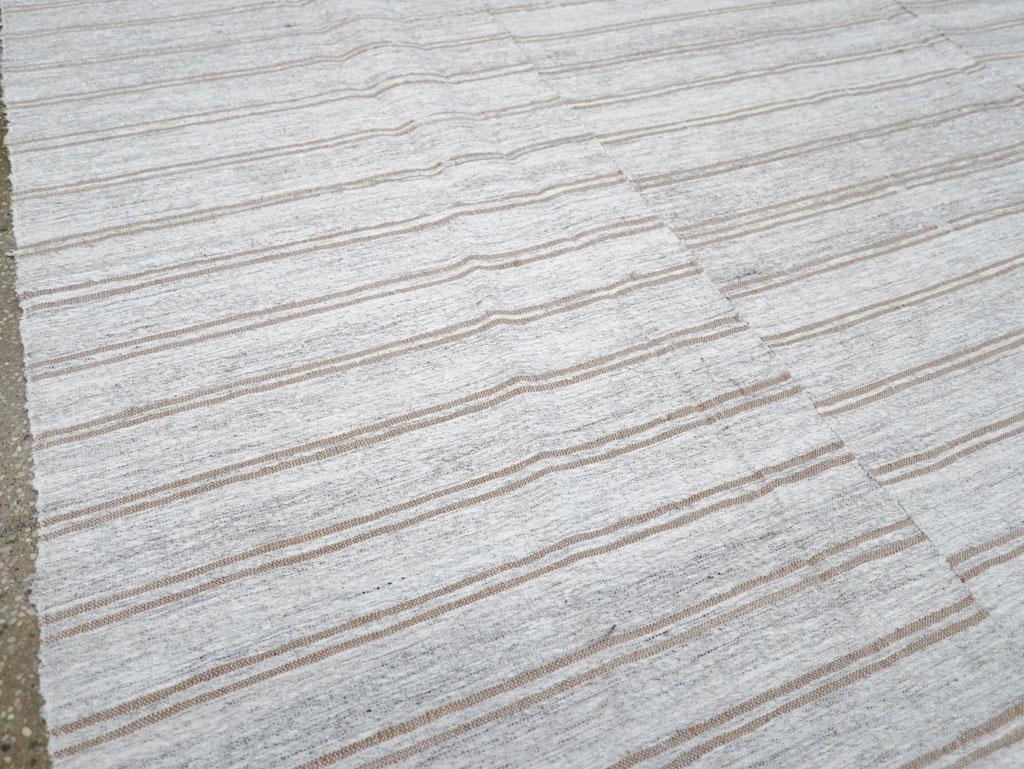 Mitte des 20. Jahrhunderts handgefertigter türkischer Flachgewebe-Kilim-Akzentteppich (Handgewebt) im Angebot