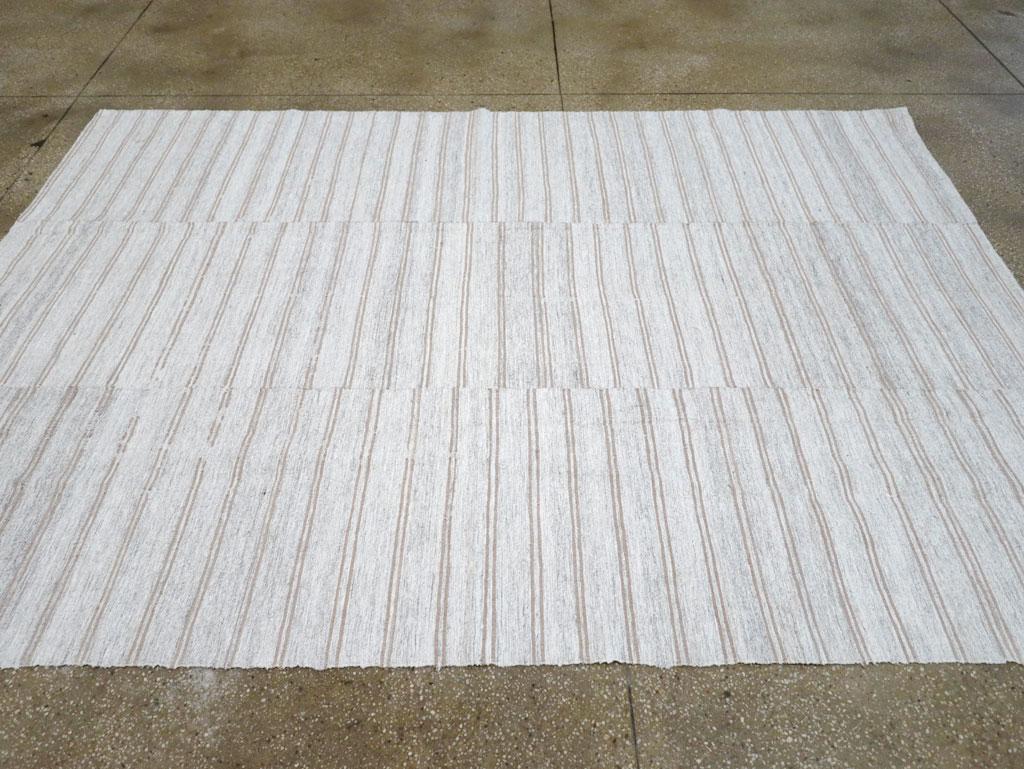 Mitte des 20. Jahrhunderts handgefertigter türkischer Flachgewebe-Kilim-Akzentteppich im Zustand „Hervorragend“ im Angebot in New York, NY