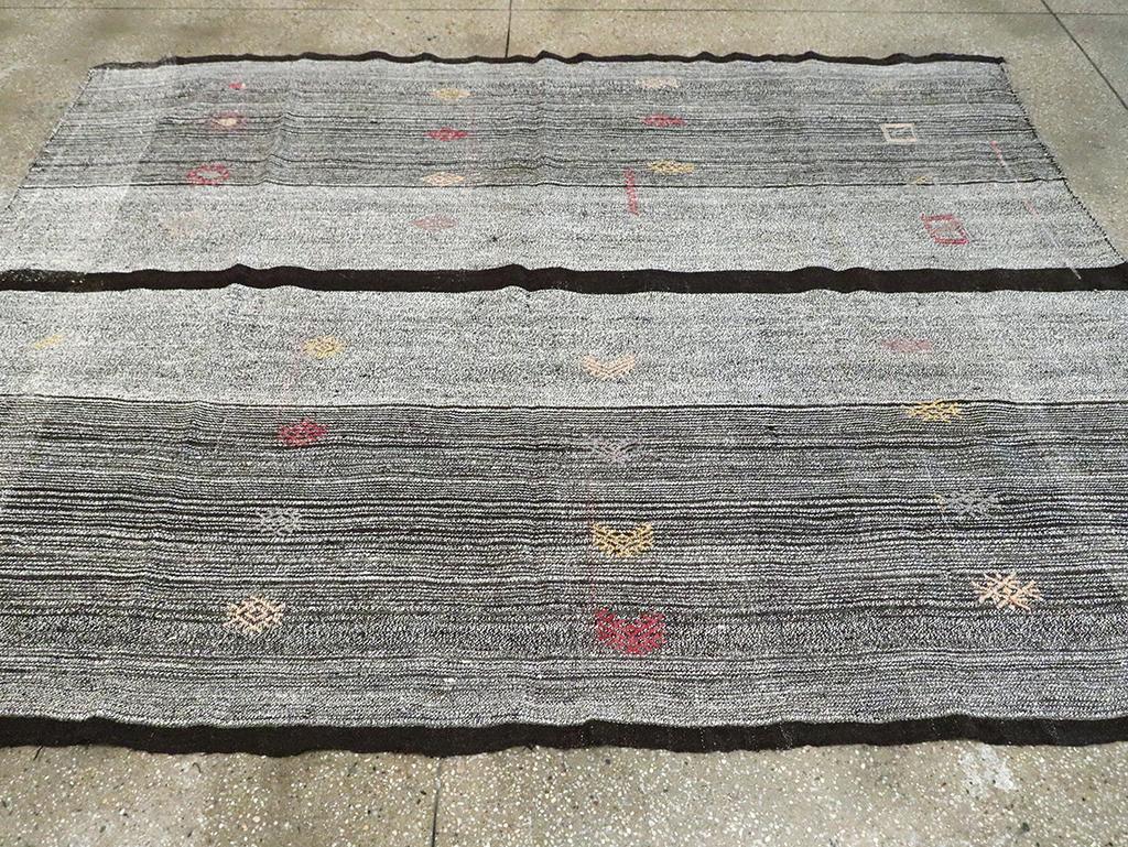 Handgefertigter türkischer Flachgewebe-Kelim-Akzentteppich aus der Mitte des 20. Jahrhunderts (Wolle) im Angebot