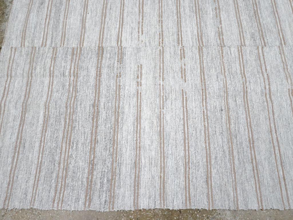 Mitte des 20. Jahrhunderts handgefertigter türkischer Flachgewebe-Kilim-Akzentteppich (Wolle) im Angebot