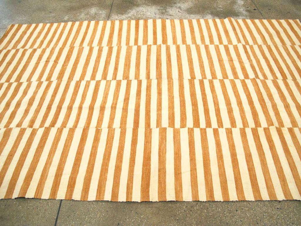 Mid-20th Century Handmade Turkish Flatweave Kilim Accent Rug in Sienna and Cream For Sale 3