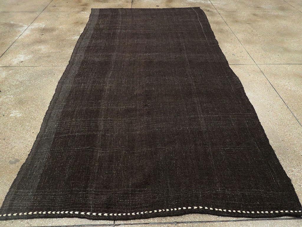 Mid-20th Century Handmade Turkish Flatweave Kilim Gallery Carpet In Excellent Condition For Sale In New York, NY