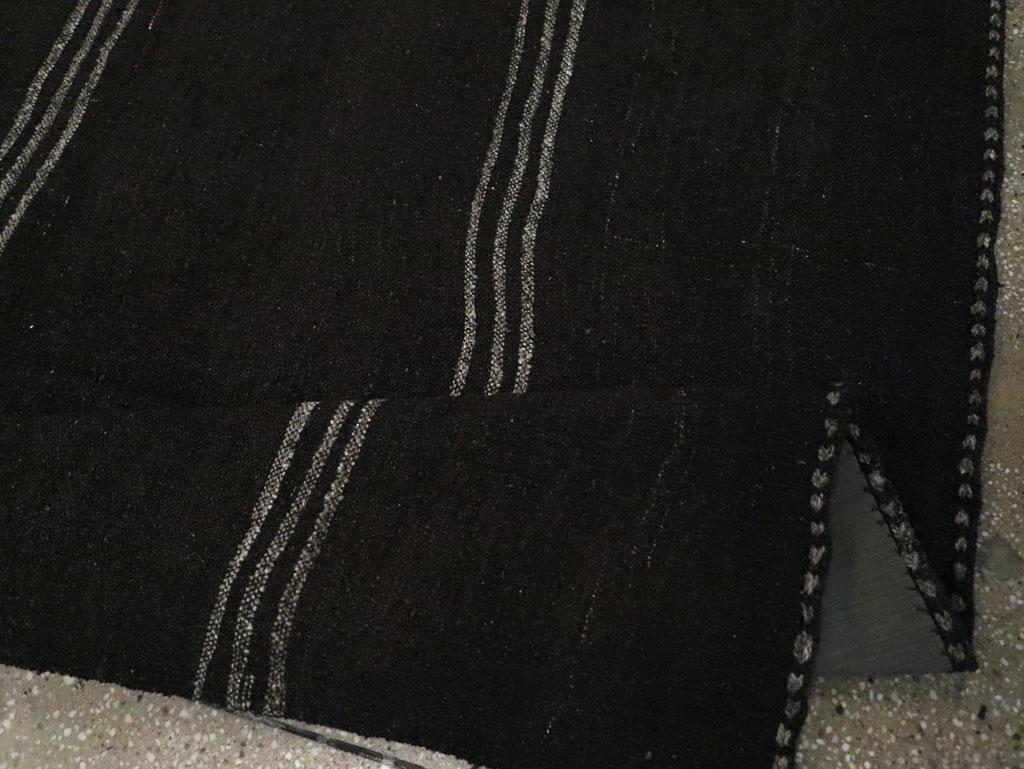 Mid-20th Century Handmade Turkish Flatweave Kilim Gallery Carpet For Sale 3