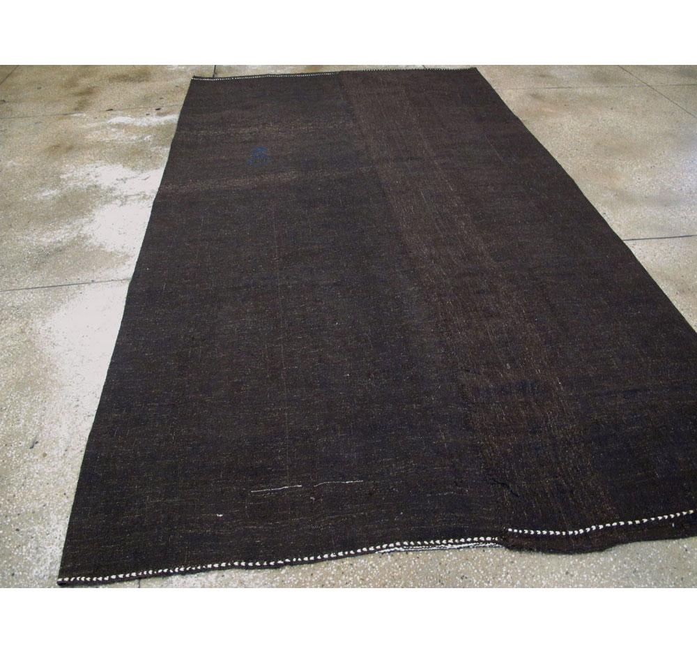 Mid-20th Century Handmade Turkish Flatweave Kilim Gallery Carpet in Charcoal In Excellent Condition For Sale In New York, NY