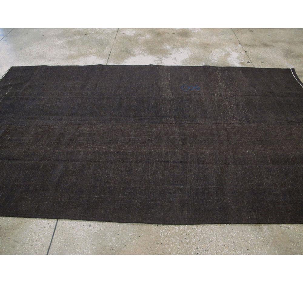 Mid-20th Century Handmade Turkish Flatweave Kilim Gallery Carpet in Charcoal For Sale 1