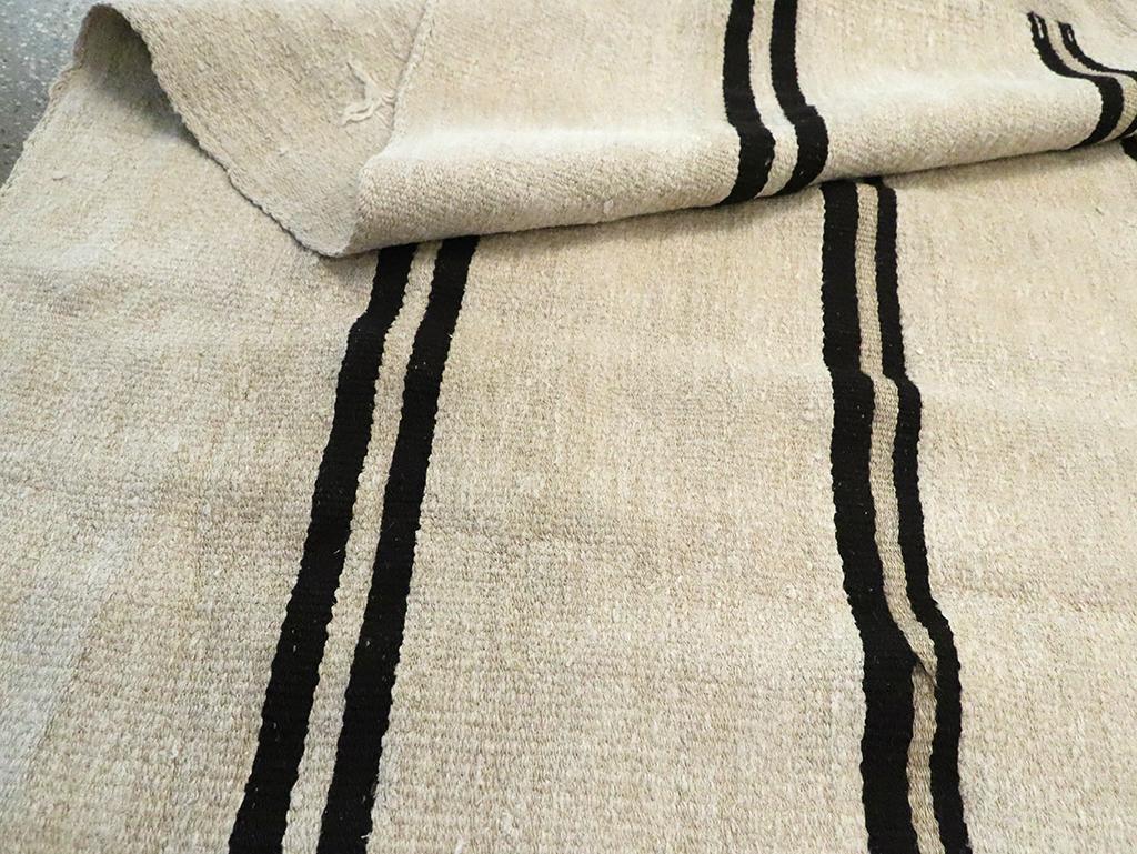 Tapis de galerie Kilim turc à tissage plat fait à la main du milieu du 20e siècle en vente 2