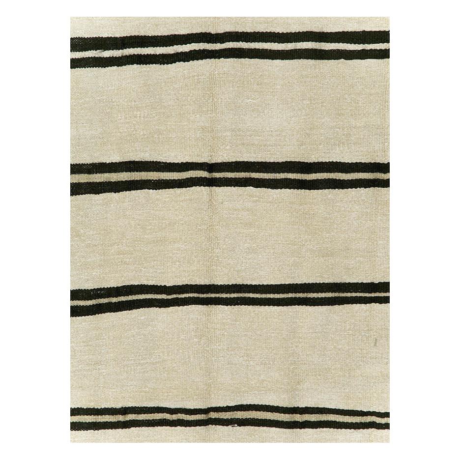 Un tapis galerie Kilim turc vintage à tissage plat, fabriqué à la main au milieu du 20e siècle.

Mesures : 5' 4