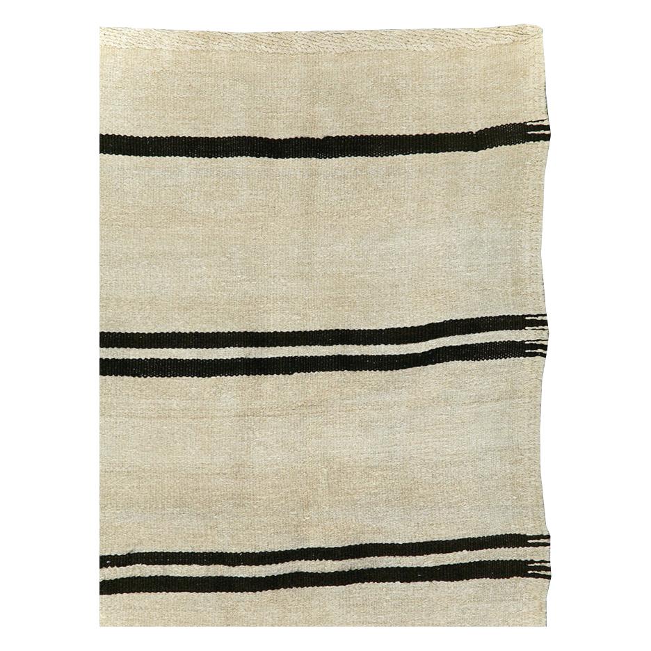 Moderne Tapis de galerie Kilim turc à tissage plat fait à la main du milieu du 20e siècle en vente