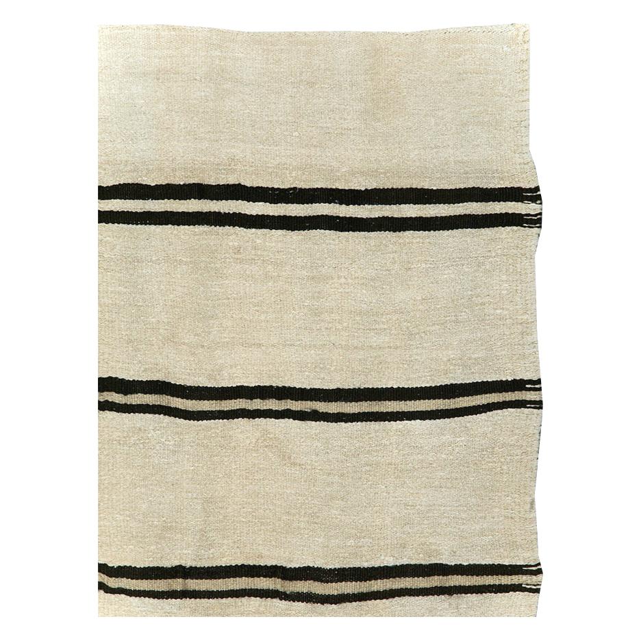 Turc Tapis de galerie Kilim turc à tissage plat fait à la main du milieu du 20e siècle en vente
