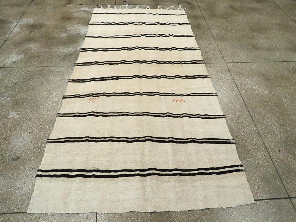 Handgefertigter türkischer Flachgewebe-Kelim-Galerieteppich aus der Mitte des 20. Jahrhunderts (Handgewebt) im Angebot