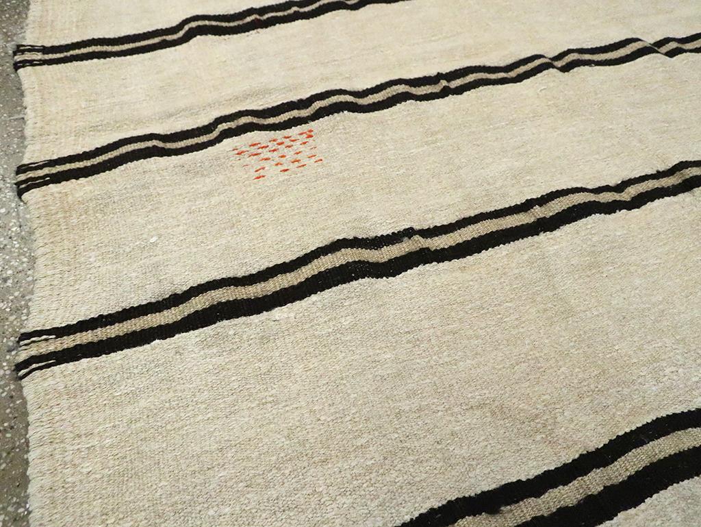 Tapis de galerie Kilim turc à tissage plat fait à la main du milieu du 20e siècle Excellent état - En vente à New York, NY