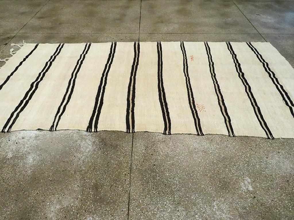 20ième siècle Tapis de galerie Kilim turc à tissage plat fait à la main du milieu du 20e siècle en vente