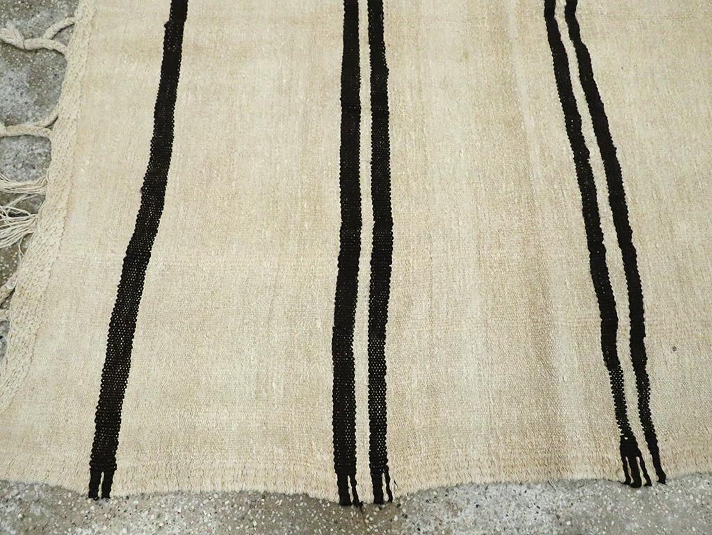 Chanvre Tapis de galerie Kilim turc à tissage plat fait à la main du milieu du 20e siècle en vente