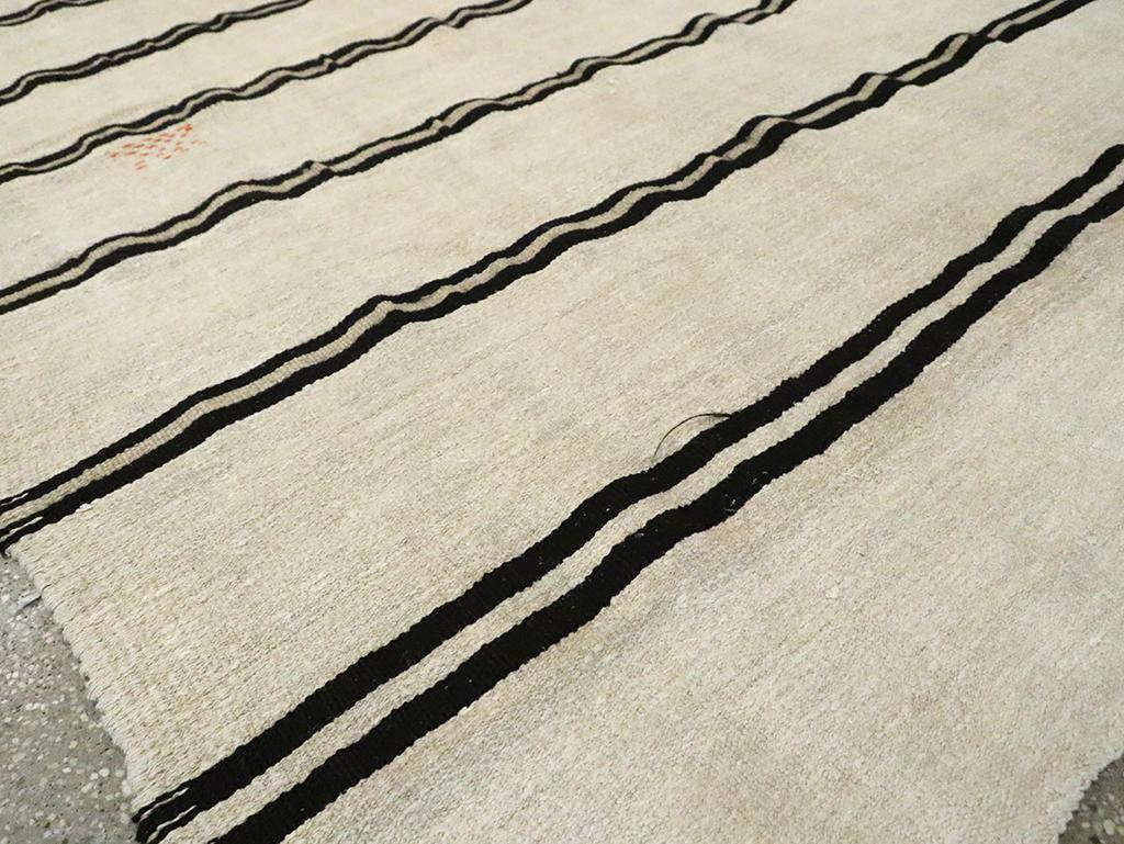 Handgefertigter türkischer Flachgewebe-Kelim-Galerieteppich aus der Mitte des 20. Jahrhunderts im Angebot 2