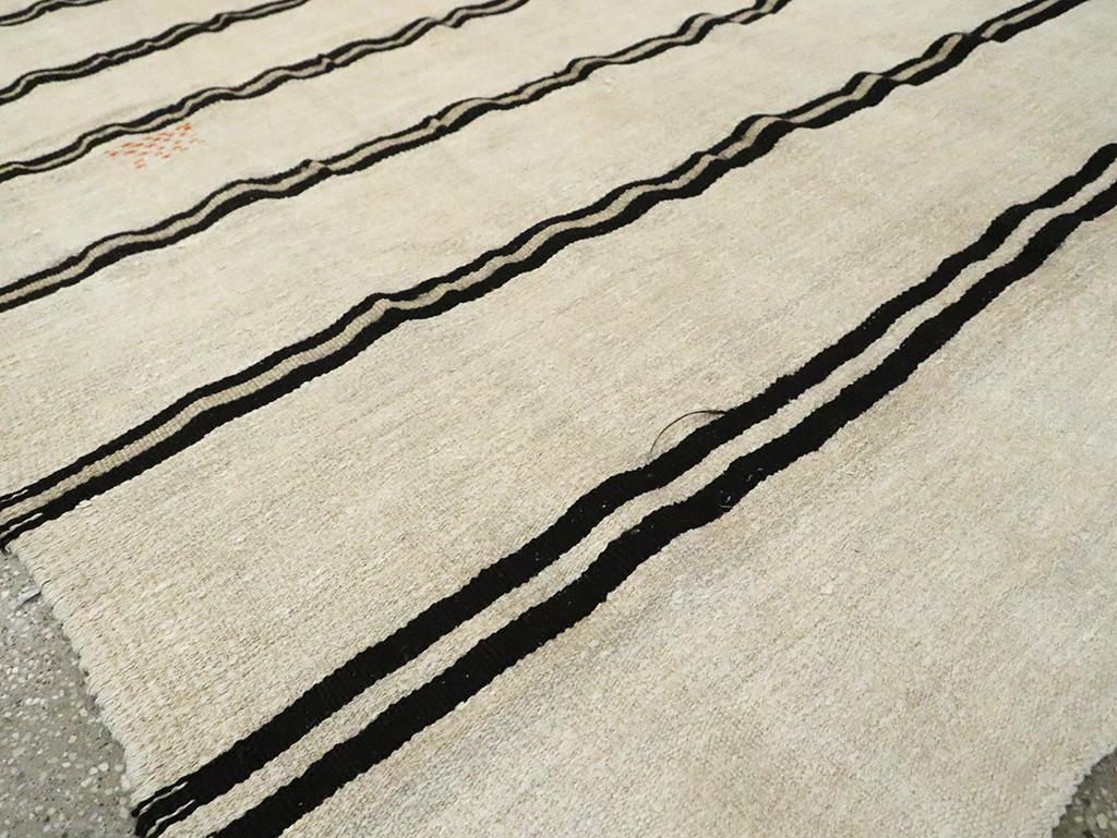 Tapis de galerie Kilim turc à tissage plat fait à la main du milieu du 20e siècle en vente 1