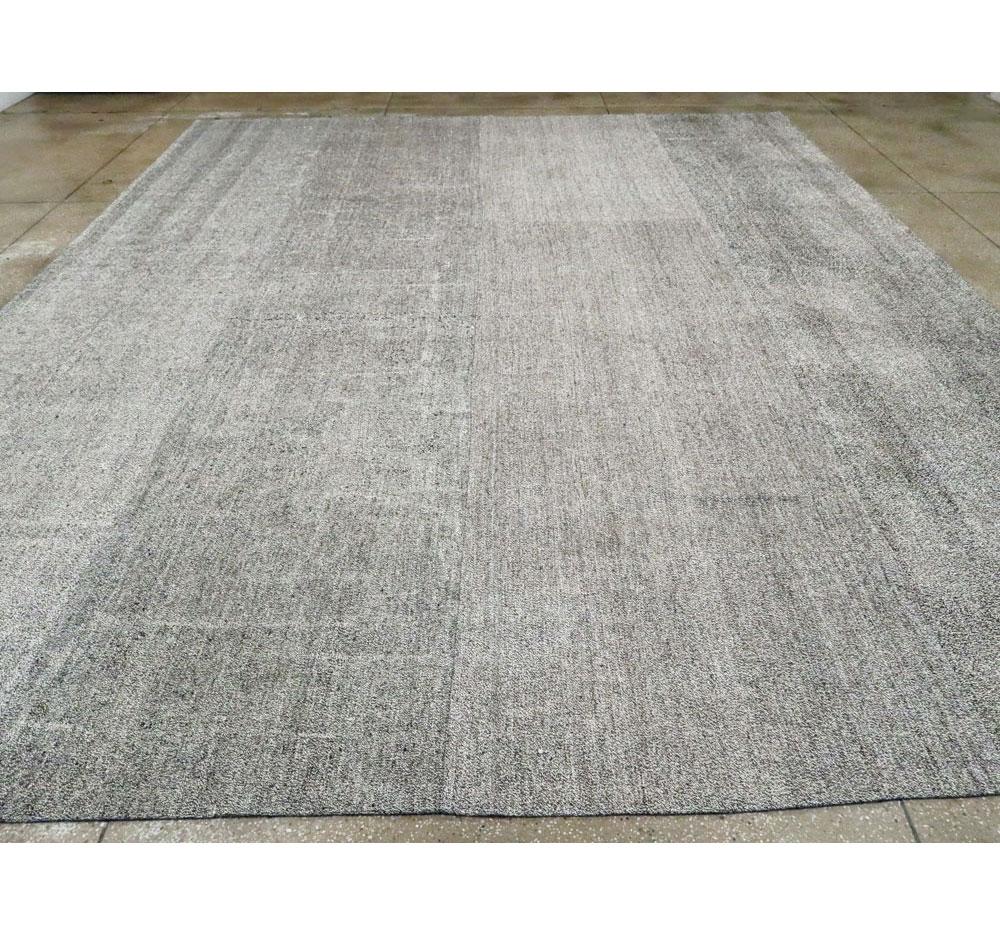 Mid-20th Century Handmade Turkish Flatweave Kilim Large Room Size Carpet in Grey In Excellent Condition For Sale In New York, NY