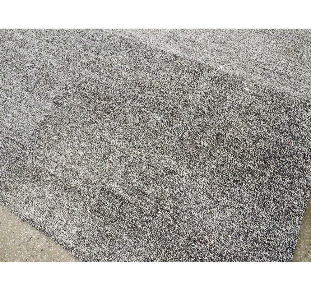 Mid-20th Century Handmade Turkish Flatweave Kilim Large Room Size Carpet in Grey For Sale 1